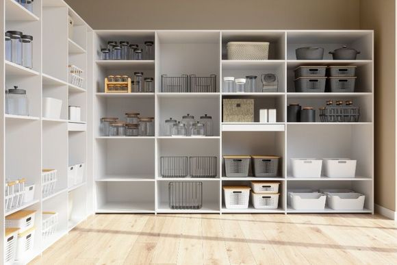 Gut organisierte weiße Speisekammer